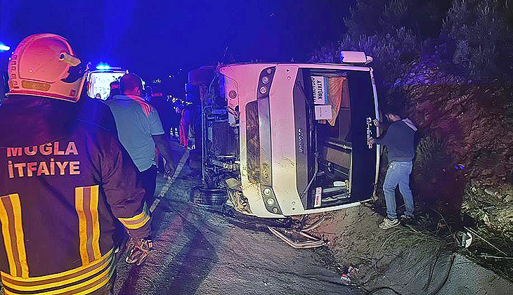 Öğrencileri taşıyan midibüs şarampole devrildi: 25 yaralı