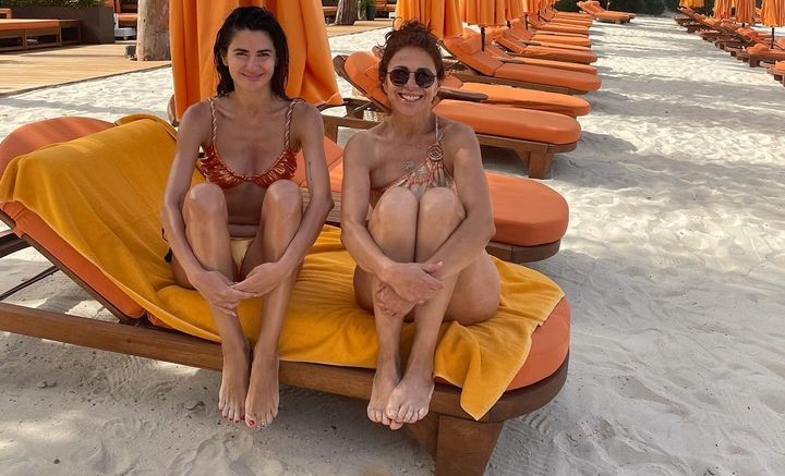 Nesrin Cavadzade annesine poz verdi