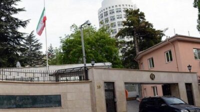 İran’ın Bakü Büyükelçiliği’nde bayrak yarıya indirildi