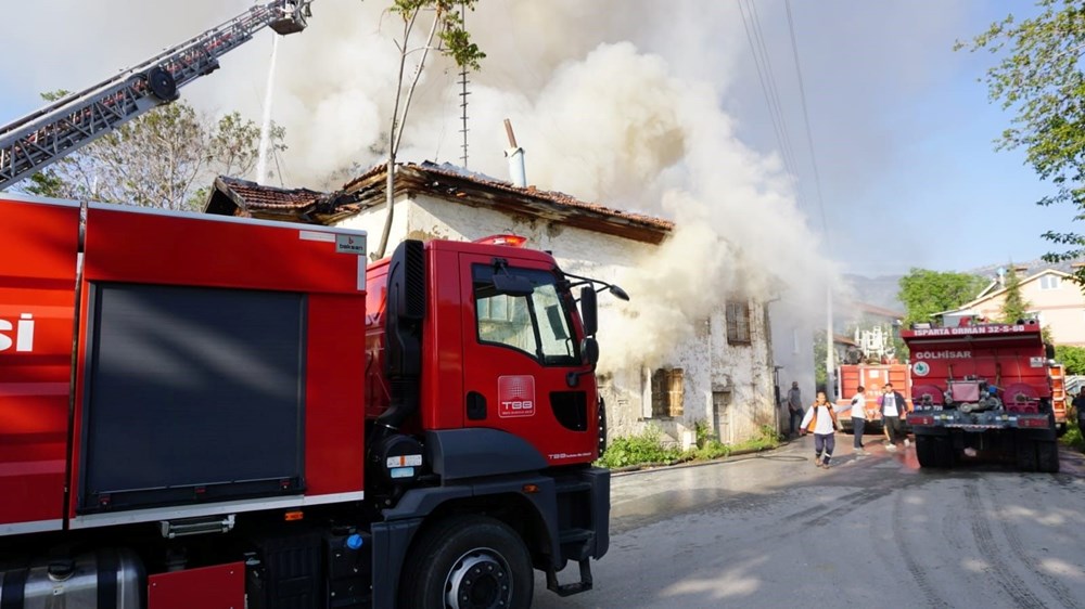 Burdur’da depo yangını: Alevler evlere sıçradı