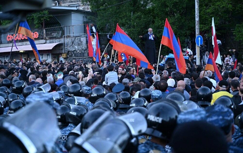 Ermenistan’da Başpiskopos siyasete göz kırptı: Protestolara liderlik ediyor
