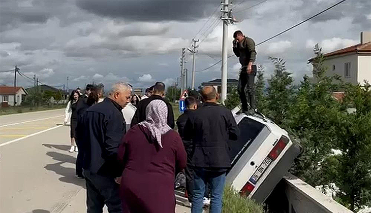 Düğün konvoyunda feci kaza: Aracın üzerinden yaralıları izledi