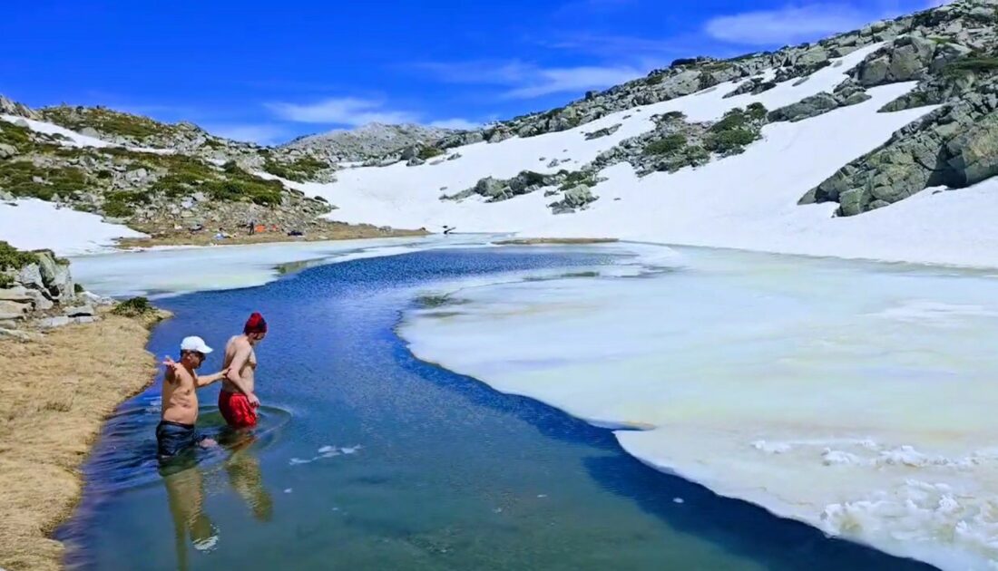 Bursalı dağcılar Uludağ’da buz tutan gölde yüzdüler