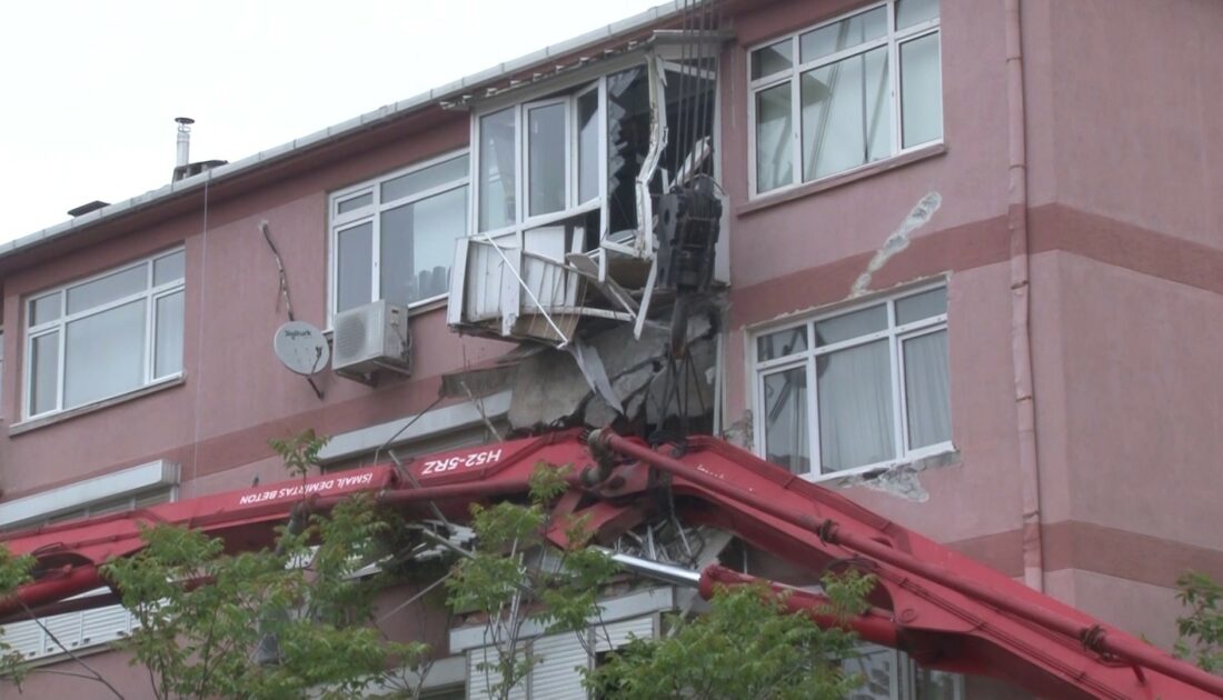 Beton pompası apartmanın üzerine devrildi: 2 balkon çöktü