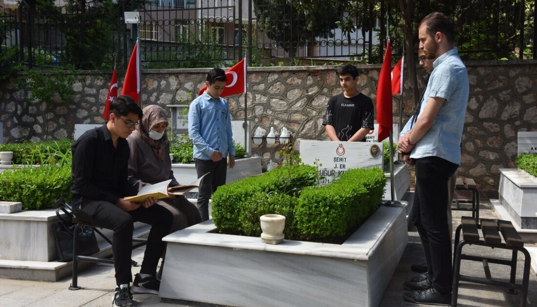 Bursa’da gençlerden şehitlere vefa