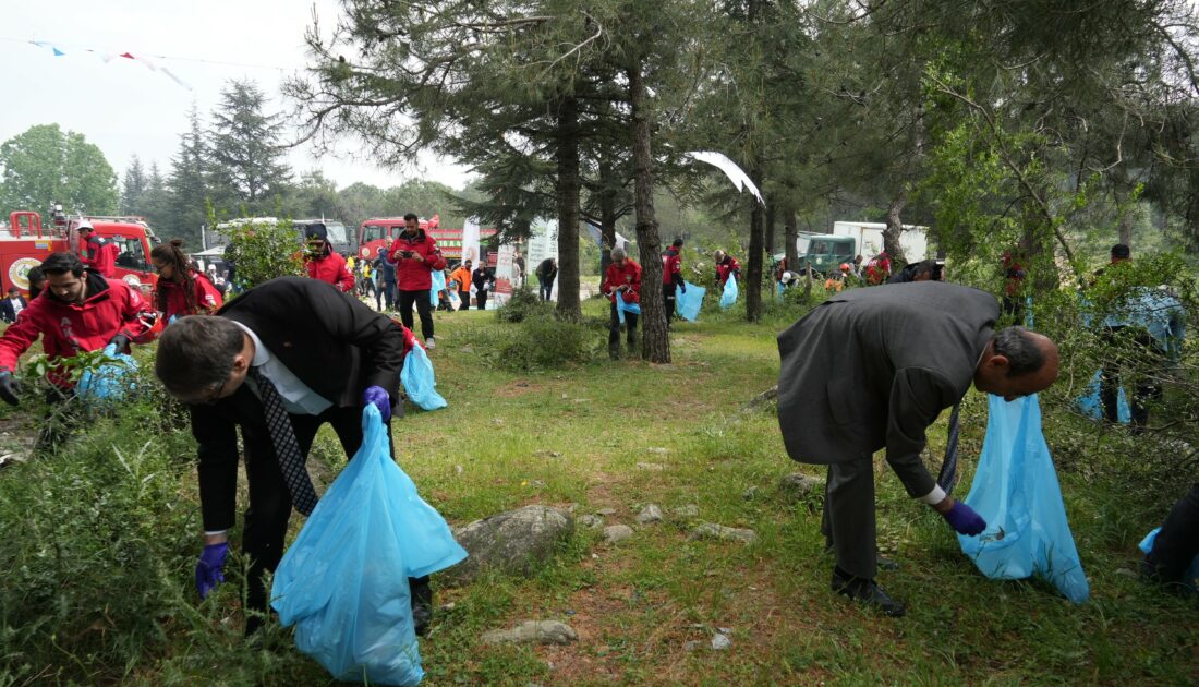 Bursa’da ormana atılan çöpler toplandı