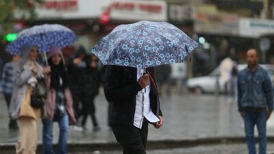 Bursa’da sağanak yağış ve dolu hayatı felç etti