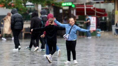 Bursa’da kimisi yağmurdan kaçtı, kimisi de tadını çıkardı