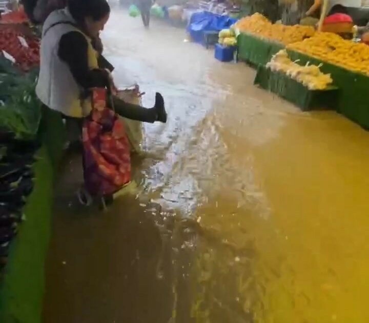 Bursa’da sağanak yağış! Pazarı su bastı, yollar göle döndü