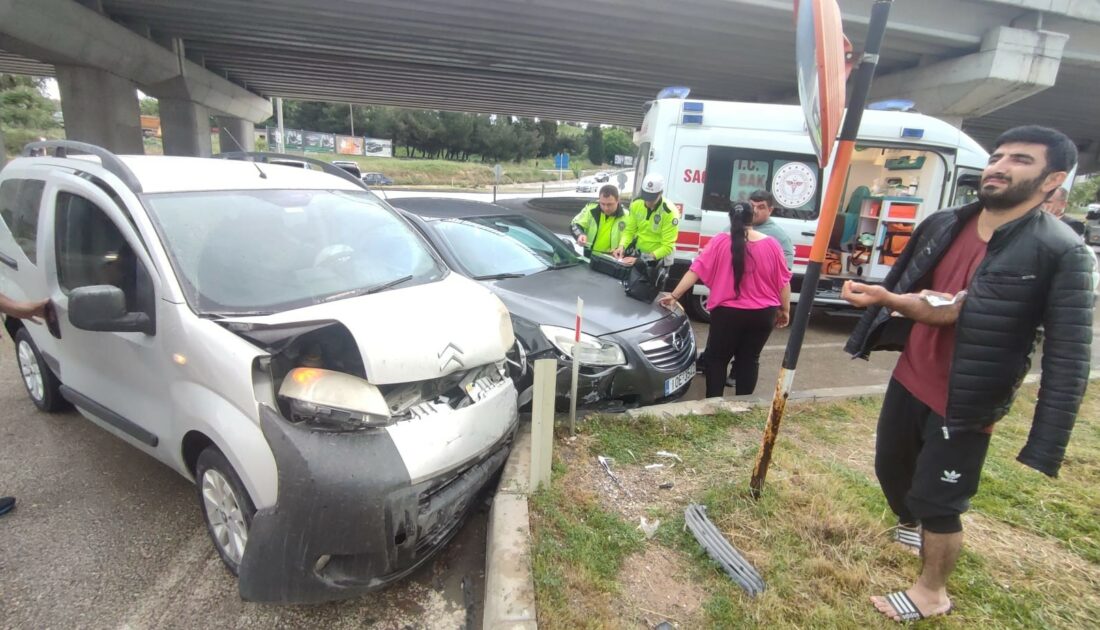 Hafif ticari araç ile otomobil çarpıştı: 3 yaralı