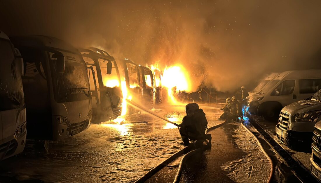 Servis otoparkında yangın: 15 araçtan geriye iskeletleri kaldı