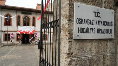 Bursa’da eski mezunlar bir araya gelerek öğrencilik günlerini canlandırdı