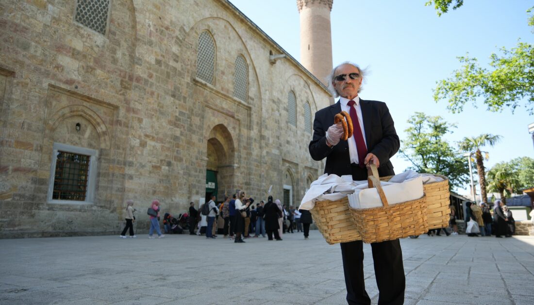 Bursa’da takım elbiseli seyyar simitçi