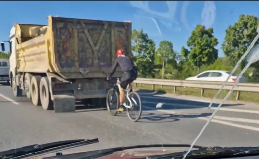 Bisikletlinin tehlikeli yolculuğu kamerada