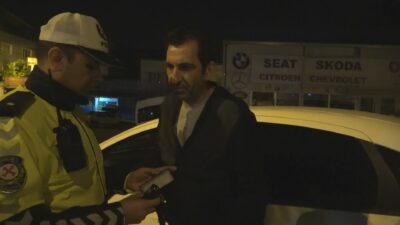Bursa’da alkollü sürücü uygulamadan kaçarken refüje çıktı