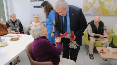 Başkan Şadi Özdemir’den huzurevindeki annelere sürpriz ziyaret