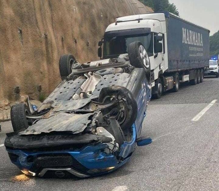 Bursa’da feci kaza! Lastiği patlayan cip duvara çarptı