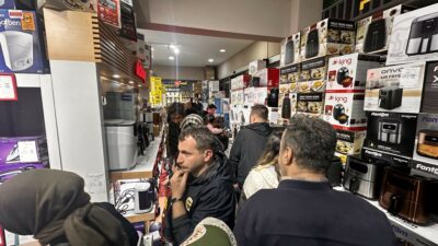 Bursa’da Anneler Günü izdihamı… Yağmur altında saatlerce beklediler
