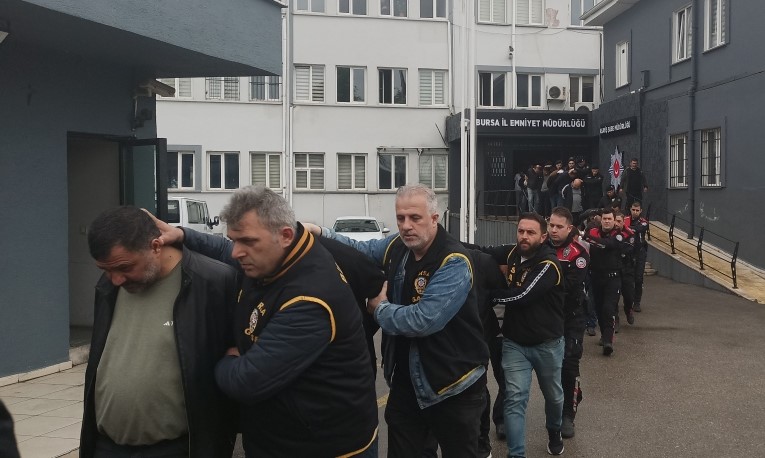 Bursa’da tefeci çetesi çökertildi! Konsomatris kadın detayı…