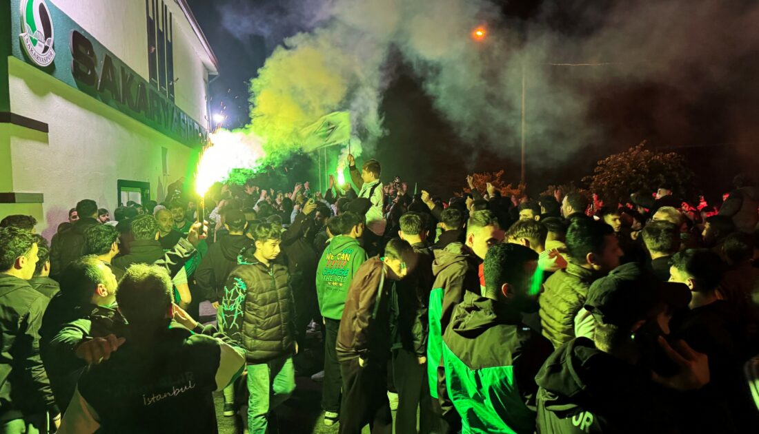 Sakaryaspor’un final coşkusu sokaklara sığmadı Sakaryaspor’un final coşkusu sokaklara sığmadı