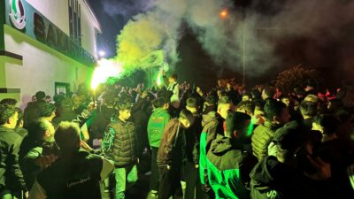 Sakaryaspor’un final coşkusu sokaklara sığmadı