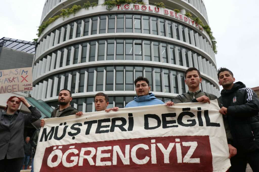 Öğrenciler ulaşıma yapılan yüzde 63 zamma isyan etti
