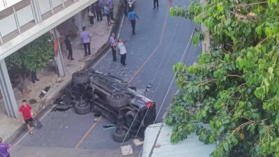 Panikleyen sürücünün çarptığı park halindeki araç otoparktan sokağa düştü