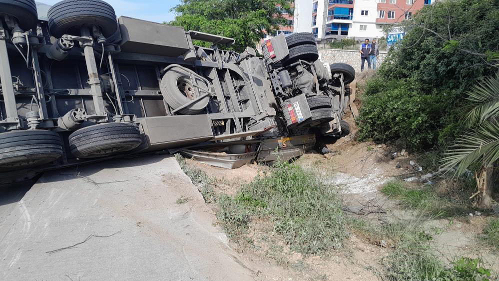 Bursa’da takla atan TIR, trafiği kapattı