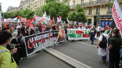 Paris’te Filistin’e destek İsrail’e tepki: “Masum çocukları öldürmekten vazgeçin”