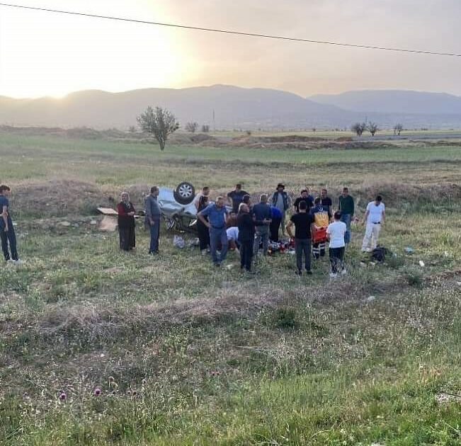Otomobil takla attı: 2 ölü, 3 yaralı Otomobil takla attı: 2 ölü, 3 yaralı