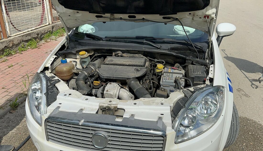 Bursa’da polis aracına yılan girdi