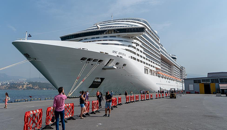 Dev kruvaziyerle İzmir’e 3 bin 641 turist geldi