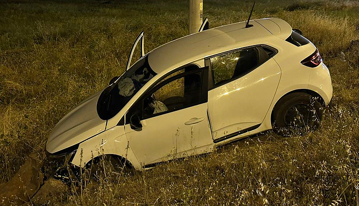 Kontrolden çıkan otomobil, karşı şeride geçip şarampole yuvarlandı
