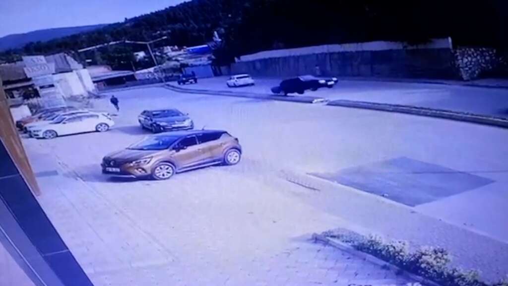 Virajı alamayan araç karşı şeride geçti
