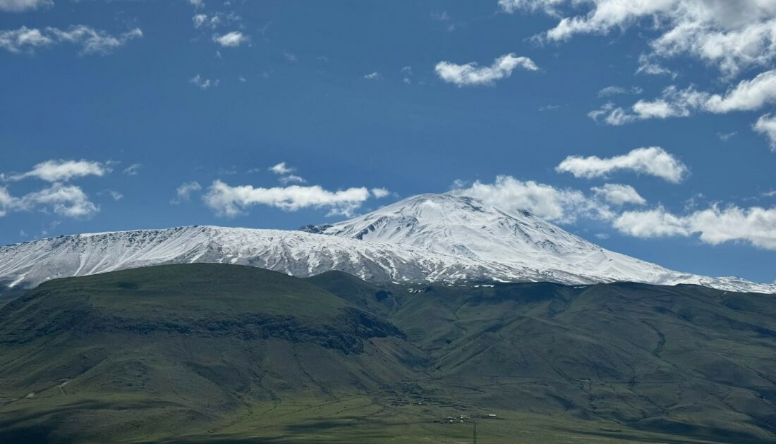 Mayıs ayında Ağrı Dağı’na kar yağdı