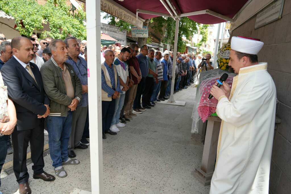Trafik kazasında ölen genç kızın tabutuna duvak örtüldü