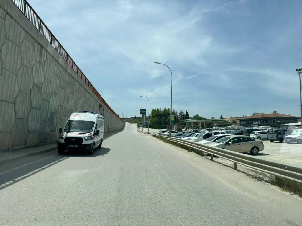 Seyir halinde devrilen motosiklet sürücüsü yaralandı