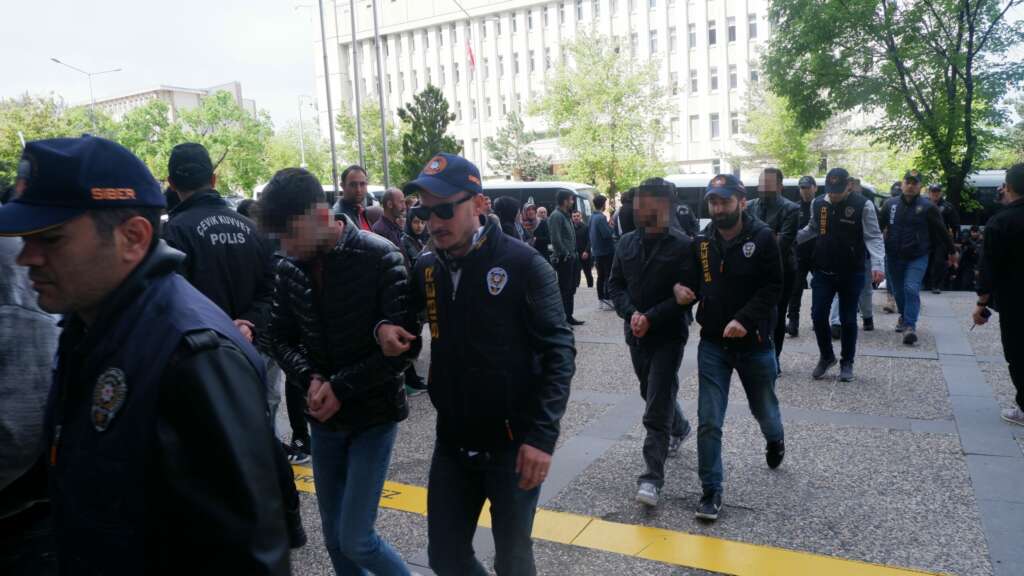 Yasa dışı bahis şüphelileri adliyeye çıkarıldı
