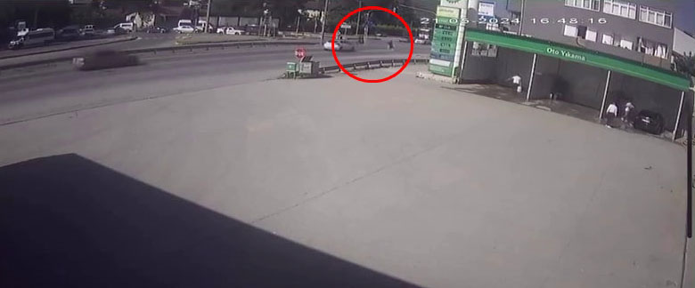 Yolun karşısına geçmek için koşan gence otomobil çarptı