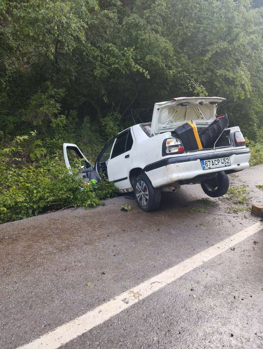 Kontrolden çıkan otomobil kanala düştü
