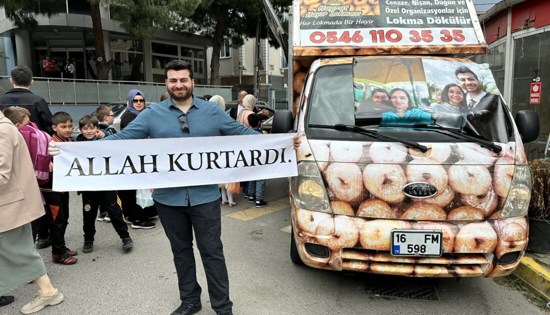 Sevgilisi terk etti, ‘Allah kurtardı’ pankartıyla lokma dağıttı