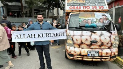 Sevgilisi terk etti, ‘Allah kurtardı’ pankartıyla lokma dağıttı