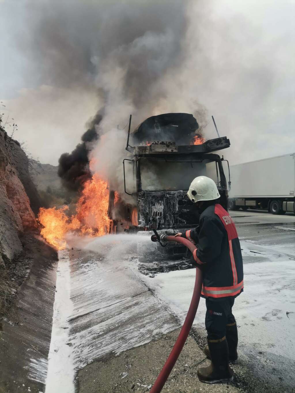 Yanan TIR’da yüklü 7 sıfır araç yandı