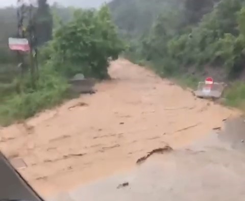 Bursa’yı sağanak vurdu, dereler taştı!