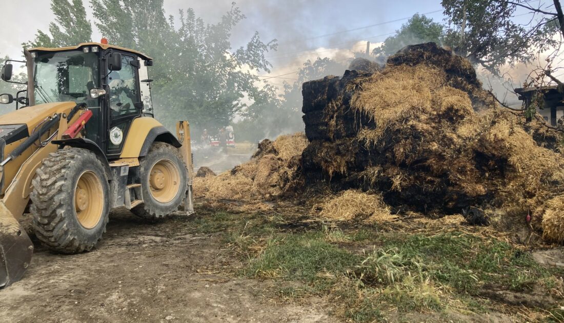 Çıkan yangında 3 ton saman balyası yandı