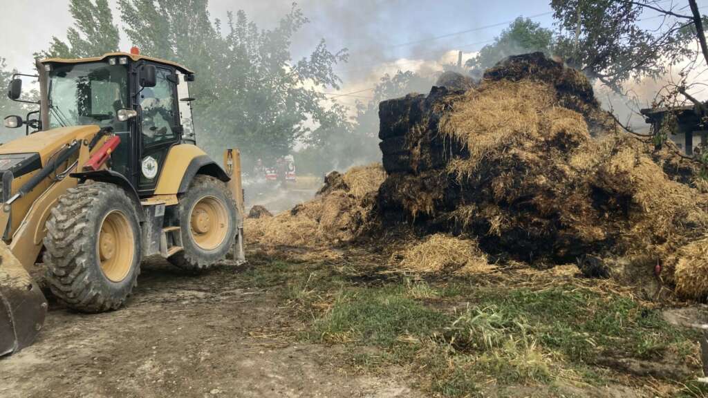 Çıkan yangında 3 ton saman balyası yandı