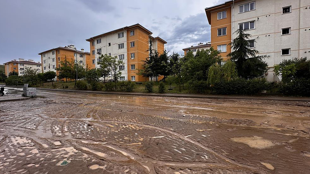 Bursa’da sağanak yağış hayatı felç etti: Evleri su bastı, yollar kapandı