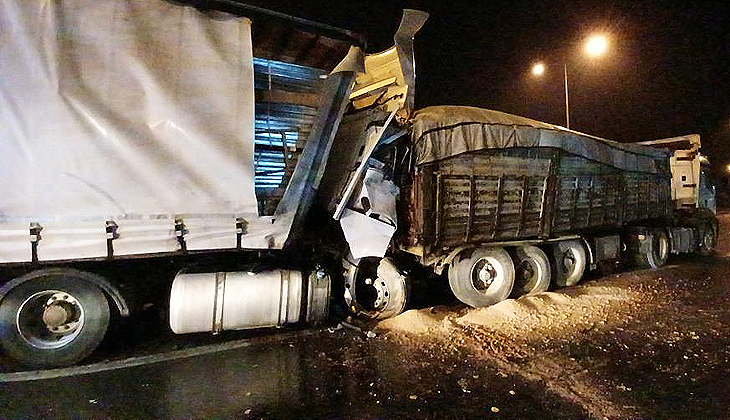 Seyir halindeki TIR’a arkasından gelen TIR çarptı: 1 ölü