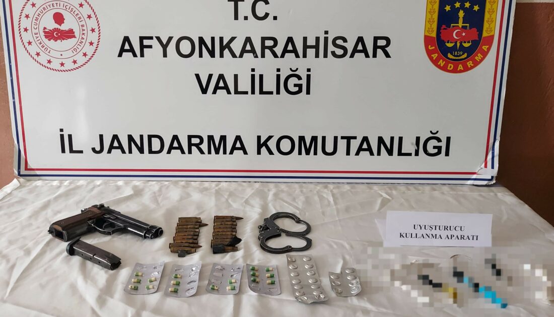 Uyuşturucu baskınında tabanca ve kelepçe ele geçirildi