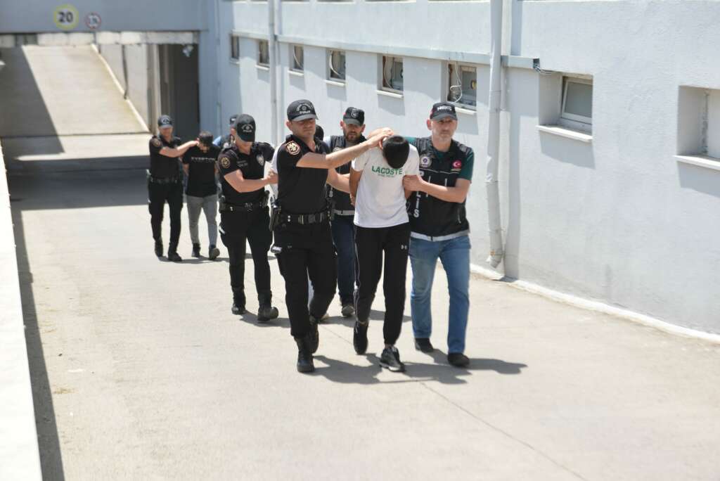 Kamyonette kilolarca esrar ele geçirdi